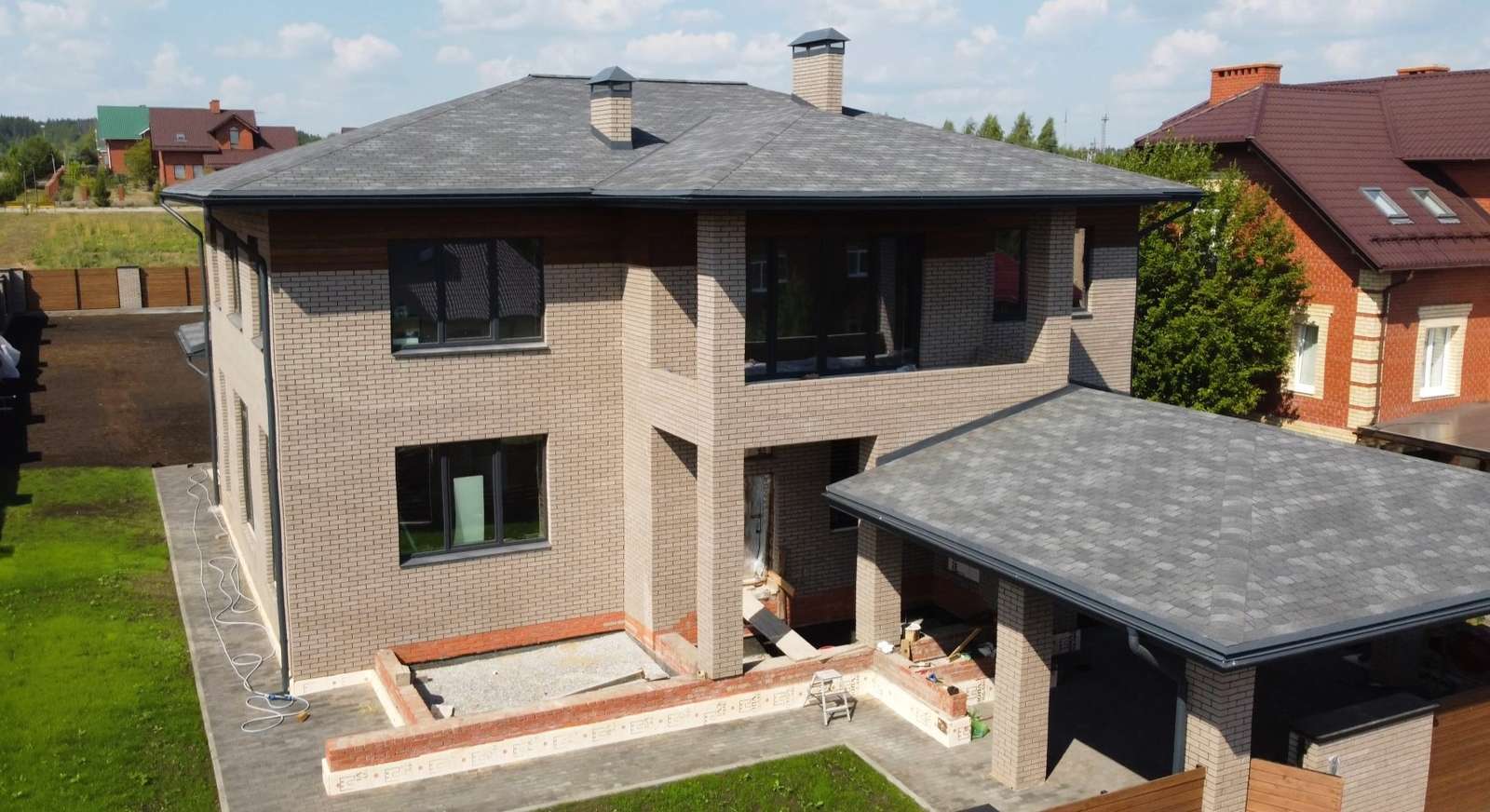 Двухэтажный дом из газобетона площадью 400 м2